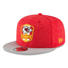Load image into Gallery viewer, New Era Kansas City Chiefs Red/Heather Gray 2018 NFL Sideline Road Official 9FIFTY Snapback Adjustable Hat